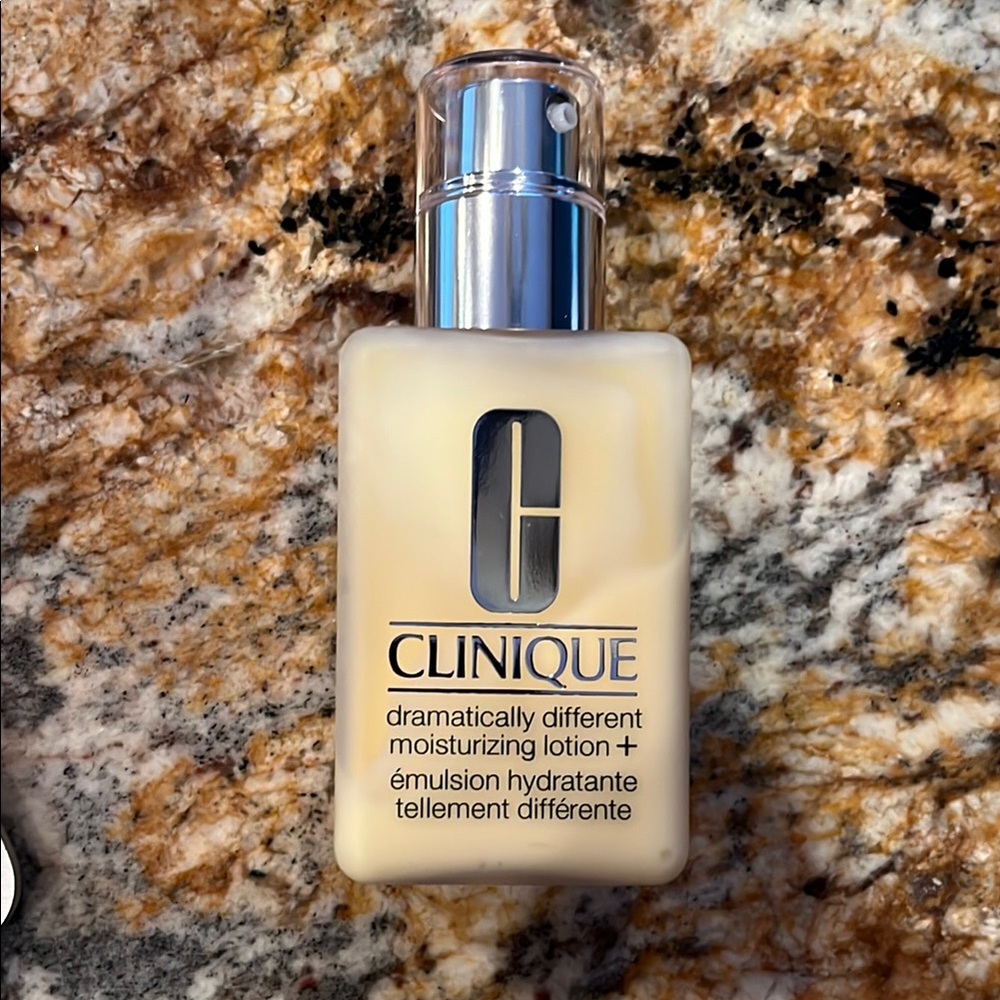 Clinique Dramatically Different Moisturizing Lotion - Cream and Silver